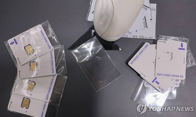 유심 교체 시작한 SKT, 매장에 놓인 유심들 (서울=연합뉴스) 서대연 기자 = 가입자 유심(USIM) 정보를 탈취당한 SK텔레콤이 유심 무료교체 서비스를 시작한 28일 서울 시내 한 SKT 대리점에 유심들이 놓여있다.
    SK텔레콤은 현재 약 100만개의 유심을 보유하고 있고 다음 달 말까지 약 500만개의 유심을 추가로 확보할 예정이라고 전날 밝혔다. 교체 대상자는 SK텔레콤 가입자 2천300만명과 이 회사 망을 사용하는 알뜰폰 가입자 187만명을 합해 모두 2천500만명에 달하는 것으로 나타났다. 2025.4.28 dwise@yna.co.kr