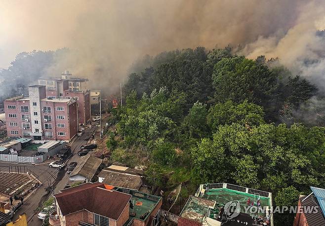 민가 위협하는 산불 (대구=연합뉴스) 윤관식 기자 = 28일 오후 2시 1분께 대구 북구 노곡동 함지산에서 발생한 산불이 인근인 조야동 민가까지 확산하고 있다. 2025.4.28 psik@yna.co.kr