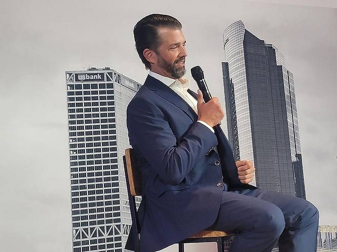 공화 전대 계기에 열린 대담에 참석한 트럼프 주니어 (밀워키[미 위스콘신주]=연합뉴스) 조준형 특파원= 도널드 트럼프 전 미국 대통령 장남인 트럼프 주니어가 16일(현지시간) 공화당 전당대회가 열리고 있는 위스콘신주 밀워키에서 열린 대담 행사에서 발언하고 있다. 2024.7.17 jhcho@yna.co.kr