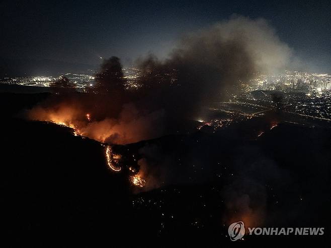 어둠 틈타 확산하는 산불 (대구=연합뉴스) 윤관식 기자 = 28일 오후 2시 1분께 대구 북구 노곡동 함지산에서 발생한 산불이 야간에도 확산하고 있다. 2025.4.28 psik@yna.co.kr