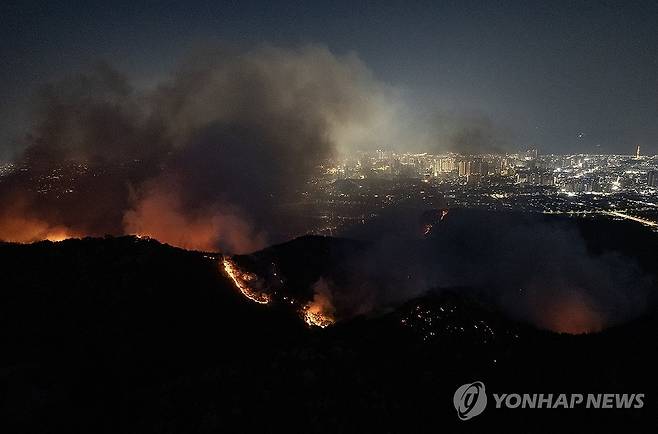 야간에도 확산하는 대구 산불 (대구=연합뉴스) 윤관식 기자 = 28일 오후 2시 1분께 대구 북구 노곡동 함지산에서 발생한 산불이 야간에도 확산하고 있다. 2025.4.28 psik@yna.co.kr