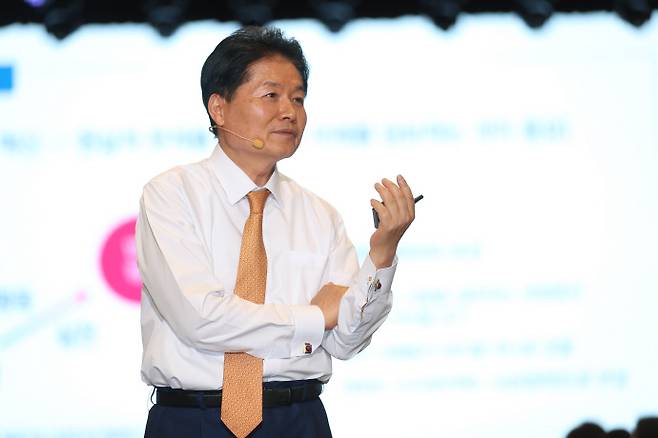 김병원 전 농협중앙회장은 지난 28일 남도일보 인터뷰에서 6월 3일 대선으로 출범할 새 정부를 향해 농가소득 안정을 위한 공익직불금 5조원 규모 확대, 농업 재해보험 개편, 외국인 근로자 확대, 청년 농업인 육성 등을 강조했다. /(사)한국생명과학기술연구원 제공