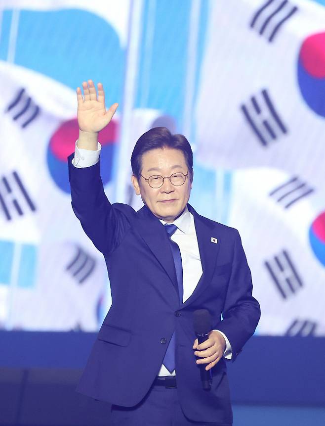 민주당 대선 후보로 선출된 이재명 후보더불어민주당 이재명 대선 경선 후보가 27일 경기 고양시 킨텍스에서 열린 '제21대 대통령선거 후보자 선출을 위한 수도권·강원·제주 경선 및 최종 후보자 선출 대회'에서 최종 후보로 확정된 뒤 손들어 인사하고 있다. /연합뉴스