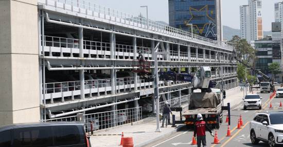 29일 오후 창원시 마산회원구 창원NC파크 야구장 주차장에서 관계자가 외장 마감재 '루버' 철거 작업을 하고 있다.