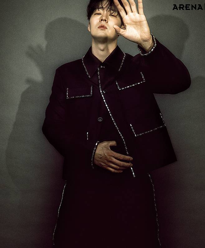 재킷·팬츠·이너 슬리브리스 톱 모두 아미리 by 지.스트리트 494 옴므 제품.