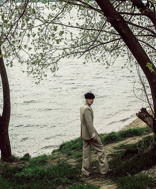 재킷·팬츠 모두 에곤랩 by 10 꼬르소 꼬모, 샌들 발렌티노 제품.