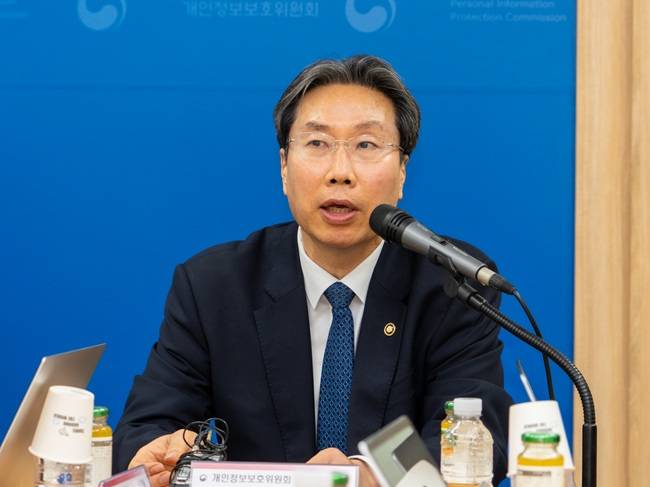 최장혁&nbsp;개인정보보호위원회 부위원장이 29일 서울 종로구 정부서울청사에서 4월 정례브리핑을 열고 인사말을 하고 있다./사진=개인정보위
