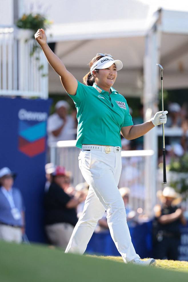 유해란이 18번홀에서 칩인 이글에 성공하자 주먹을 쥔 손을 번쩍 들어 올리며 환하게 웃고 있다. (사진=AFPBBNews)