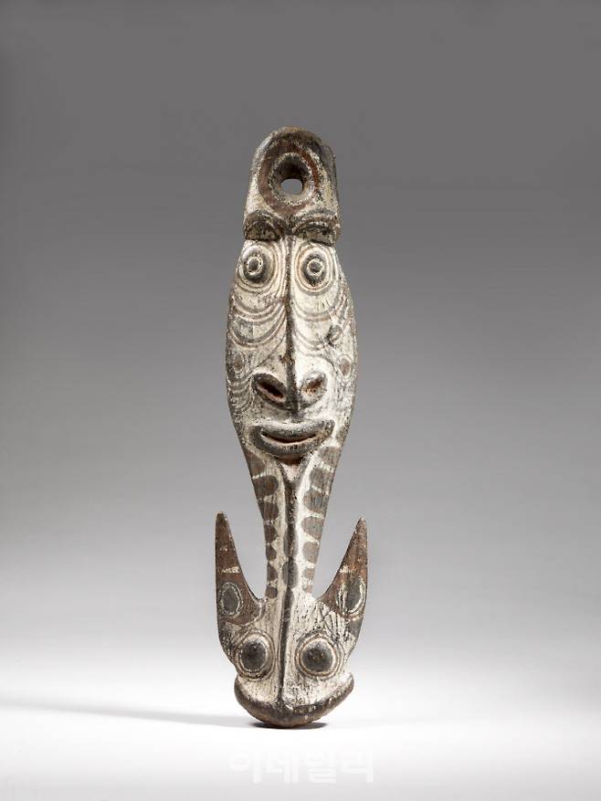 사람 얼굴과 메기머리를 장식한 갈고리. (사진=국립중앙박물관)
