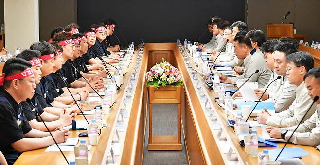 현대자동차 노사 대표가 2024년 6월 23일 울산공장 본관 동행룸에서 2024년 임금협상 교섭 상견례를 진행하고 있다. (사진=현대차)