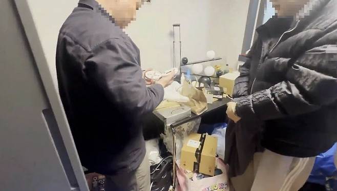 여성들과 성관계하는 장면을 불법촬영한 카메라. 화재경보기로 위장한 모습이다. (사진=서울경찰청 제공)