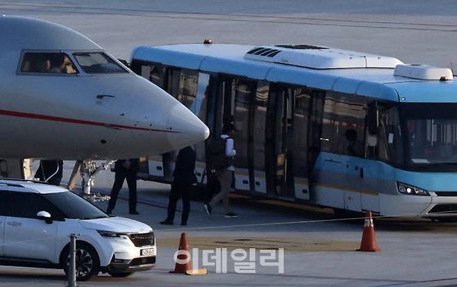 도널드 트럼프 미국 대통령의 장남 트럼프 주니어가 29일 서울 강서구 김포공항에 전용기로 도착, 버스에 오르고 있다. 정용진 신세계그룹 회장의 초청으로 한국을 찾는 트럼프 주니어는 국내 주요 대기업 총수와 개별 면담을 가질 예정이다. [이데일리 이영훈 기자]