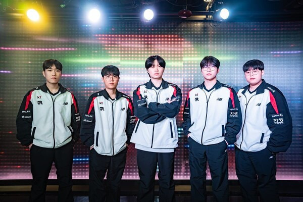 LCK 로드쇼에서 T1을 상대하는 kt 롤스터