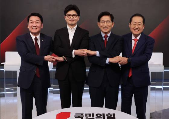 지난 26일 서울 중구 매경미디어센터에서 열린 국민의힘 대통령 선거 제2차 경선 후보자 토론회에서 경선 후보들이 토론에 앞서 기념 촬영을 하고 있다. 왼쪽부터 안철수, 한동훈, 김문수, 홍준표 경선 후보. 〈사진=국회사진기자단, 연합뉴스〉