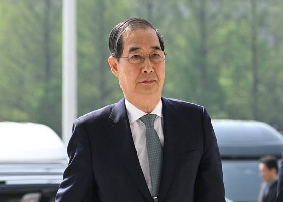 한덕수 대통령 권한대행 국무총리가 지난 24일 추가경정예산안 시정연설을 위해 서울 여의도 국회에 도착해 본회의장으로 이동하고 있는 모습. 〈사진=국회사진기자단〉