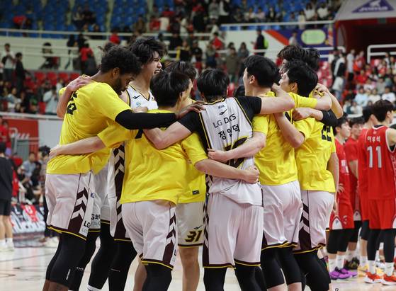 〈YONHAP PHOTO-6293〉 챔피언결정전 진출 기뻐하는 LG   (울산=연합뉴스) 김용태 기자 = 28일 울산 동천체육관에서 열린 2024-2025 KCC 프로농구 4강 플레이오프 울산 현대모비스와 창원 LG의 3차전에서 승리한 LG 선수들이 기뻐하고 있다. 2025.4.28   yongtae@yna.co.kr/2025-04-28 21:28:47/ 〈저작권자 ⓒ 1980-2025 ㈜연합뉴스. 무단 전재 재배포 금지, AI 학습 및 활용 금지〉