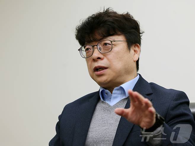 윤종빈 명지대 정치외교학과 교수가 25일 서울 서대문구 명지대학교 인문캠퍼스에서 뉴스1 대선 기획 ‘3040, 차기 정부에 바란다’ 인터뷰를 하고 있다. 2025.4.25/뉴스1 ⓒ News1 황기선 기자