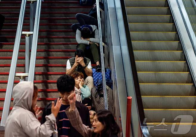 이베리아 반도에 대규모 정전이 발생한 28일(현지시간) 스페인 마드리드 아토차 기차역 대합실에서 시민들이 밤을 보낼 준비를 하고 있다. ⓒ AFP=뉴스1