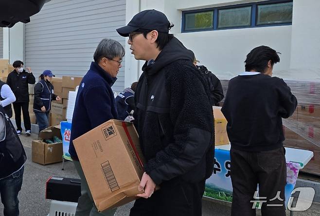 나응식 수의사가 15일 경북 산불 피해 현장에서 사료를 나르고 있다(핏펫 제공). ⓒ 뉴스1