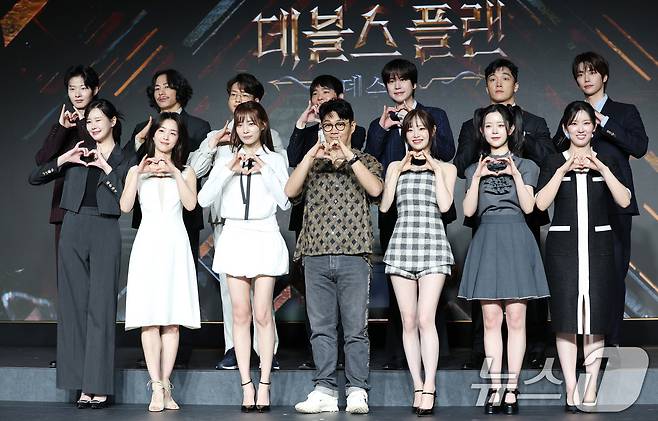 정종연 PD(왼쪽 앞줄 네번째)와 출연자들이 29일 서울 마포구 호텔 나루 서울 엠갤러리에서 열린 넷플릭스 ‘데블스 플랜: 데스룸’ 제작발표회에 참석해 포즈를 취하고 있다. ‘데블스 플랜’은 다양한 직업군의 플레이어가 7일간 합숙하며 최고의 브레인을 가리는 두뇌 서바이벌 게임 프로그램이다. 2025.4.29/뉴스1 ⓒ News1 권현진 기자