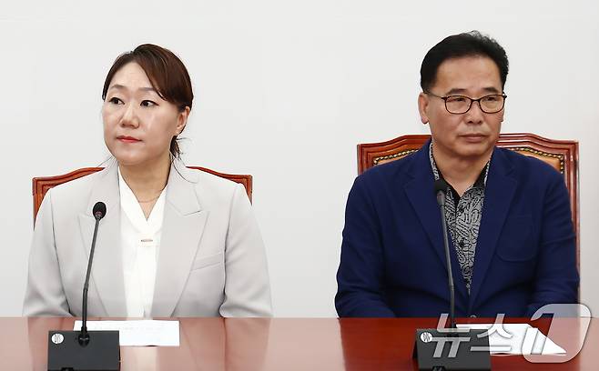 명태균 씨가 운영한 여론조사업체 미래한국연구소 부소장이자 공익제보자인 강혜경 씨(왼쪽)와 김태열 전 미래한국연구소장이 21일 오전 서울 여의도 국회에서 열린 '2022년 국민의힘 대구시장 경선 불법 확인(홍준표 캠프) 및 검찰 봐주기 수사 규탄을 위한 기자회견'에 자리하고 있다. 2025.4.21/뉴스1 ⓒ News1 김민지 기자