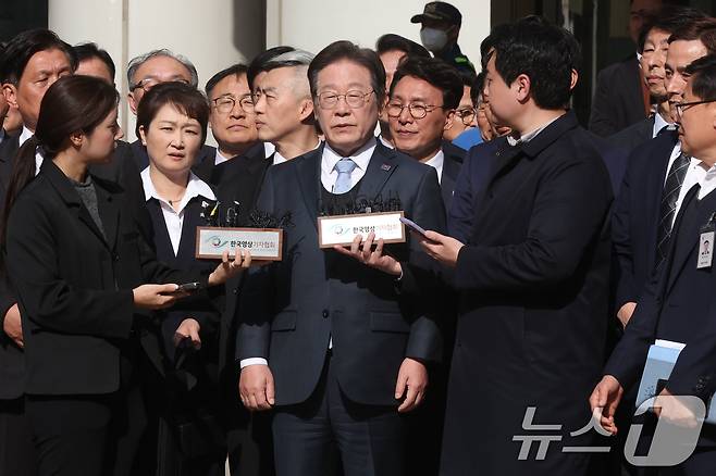 공직선거법 위반 항소심에서 무죄를 선고받은 이재명 더불어민주당 대표가 26일 오후 서울 서초구 서울고등법원에서 열린 공직선거법 위반 혐의 2심 선고 공판을 마친 뒤 입장을 밝히고 있다. 2025.3.26/뉴스1 ⓒ News1 사진공동취재단