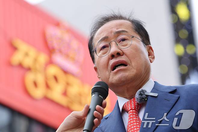 홍준표 국민의힘 대선 경선 후보가 27일 오후 서울 마포구 홍대 레드로드를 찾아 현장 기자간담회를 하고 있다. 2025.4.27/뉴스1 ⓒ News1 신웅수 기자