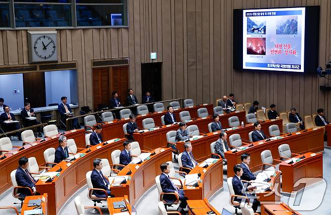 임상섭 산림청장이 29일 서울 여의도 국회에서 열린 예산결산특별위원회 제424회국회(임시회) 제2차 전체회의에 출석해 산불 관련 차규근 조국혁신당 의원 질의에 답하고 있다. 2025.4.29/뉴스1 ⓒ News1 안은나 기자