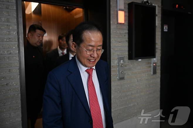 홍준표 후보가 29일 서울 여의도 국민의힘 당사에서 열린 제21대 대통령 후보자 국민의힘 3차 경선 진출자 발표 행사에서 탈락 발표가 난 후 퇴장하고 있다. 2025.4.29/뉴스1 ⓒ News1 국회사진취재단