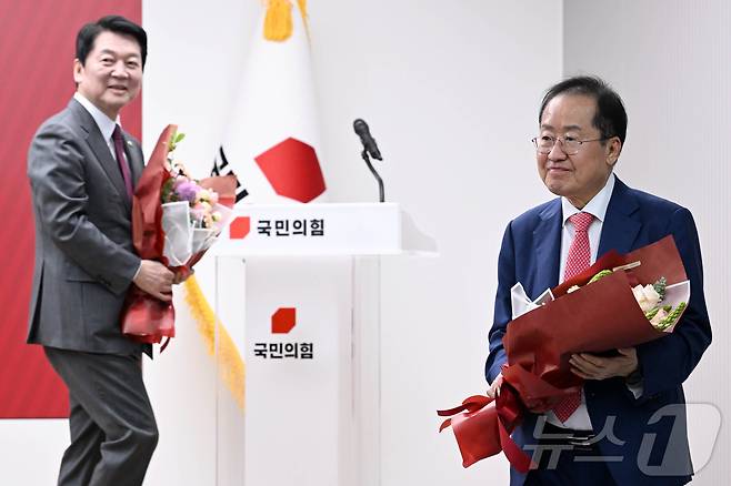 홍준표 후보가 29일 서울 여의도 국민의힘 당사에서 열린 제21대 대통령 후보자 국민의힘 3차 경선 진출자 발표 행사에서 탈락 발표가 난 후 퇴장하고 있다. 2025.4.29/뉴스1 ⓒ News1 국회사진취재단