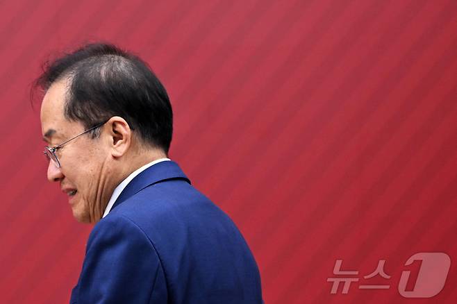 홍준표 후보가 29일 서울 여의도 국민의힘 당사에서 열린 제21대 대통령 후보자 국민의힘 3차 경선 진출자 발표 행사에서 이동하고 있다. 2025.4.29/뉴스1 ⓒ News1 국회사진취재단