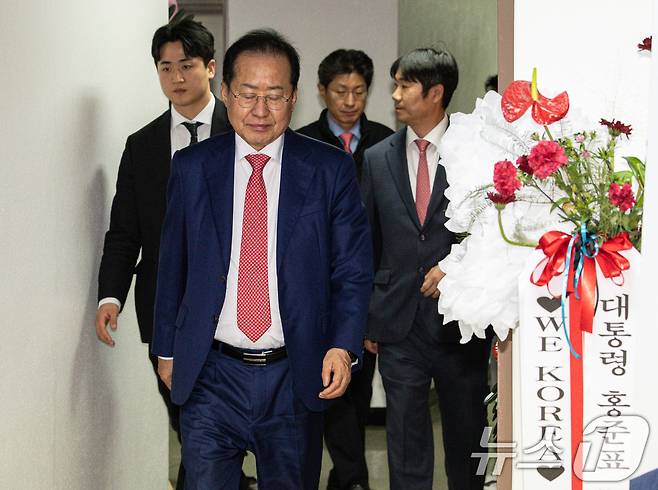 국민의힘 3차 경선에 진출하지 못한 홍준표 전 대구시장이 29일 오후 서울 여의도 자신의 캠프 사무실에서 소회를 밝히기 위해 브리핑룸으로 들어서고 있다. 2025.4.29/뉴스1 ⓒ News1 이재명 기자