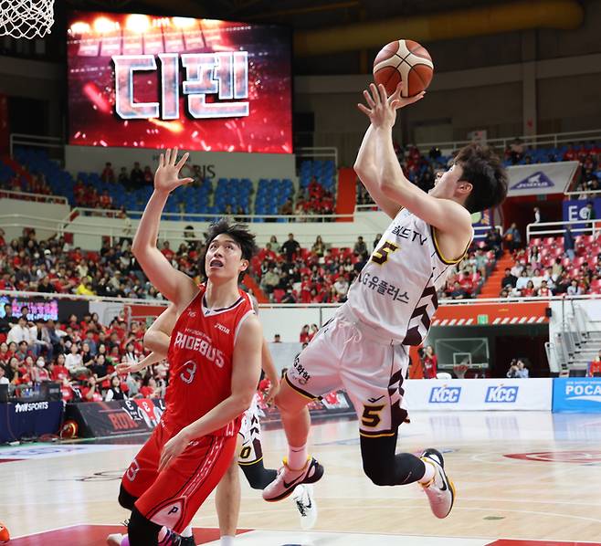 28일 울산 동천체육관에서 열린 2024-2025 KCC 프로농구 4강 플레이오프 울산 현대모비스와 창원 LG의 3차전에서 LG 양준석이 현대모비스 박무빈의 수비를 피해 슛하고 있다. 사진 | 연합뉴스