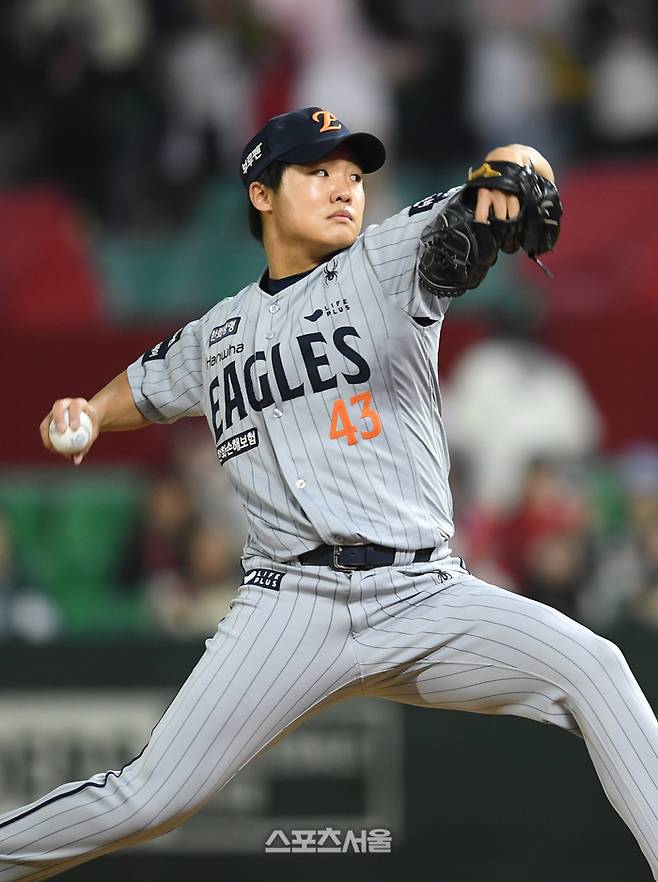 한화 정우주가 17일 인천 SSG랜더스필드에서 열린 2025 KBO리그 SSG와 경기 8회말 등판해 힘차게 공을 던지고 있다. 문학 | 박진업 기자 upandup@sportsseoul.com