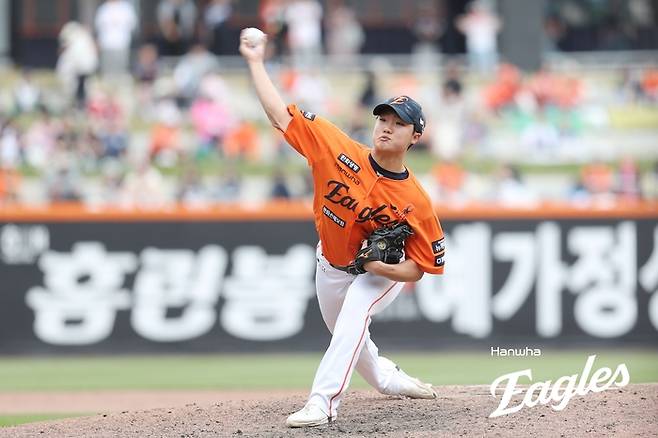 한화 정우주가 27일 대전 한화생명 볼파크에서 열린 2025 KBO리그 정규시즌 KT전 9회초 등판해 공을 던지고 있다. 사진 | 한화 이글스