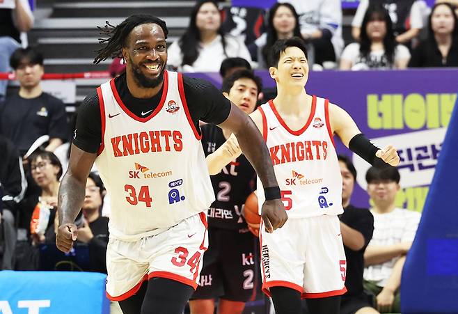 29일 경기도 수원KT소닉붐아레나에서 열린 프로농구 4강 플레이오프 4차전 수원 KT 소닉붐과 서울 SK 나이츠의 경기. 득점에 성공한 SK 워니가 기뻐하고 있다. 사진 | 연합뉴스