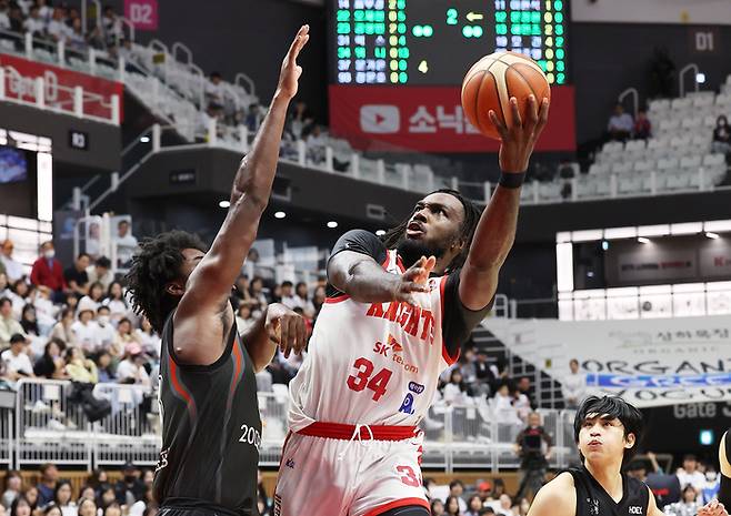 29일 경기도 수원KT소닉붐아레나에서 열린 프로농구 4강 플레이오프 4차전 수원 KT 소닉붐과 서울 SK 나이츠의 경기. SK 워니가 슛하고 있다. 사진 | 연합뉴스