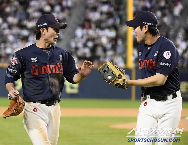 25일 서울 잠실구장에서 열린 롯데-두산전. 7회말 2사 정수빈의 깊은 타구를 잡아 1루로 던져 아웃시킨 유격수 전민재가 나승엽과 함께 기뻐하고 있다. 잠실=정재근 기자 cjg@sportschosun.com/2025.4.25/