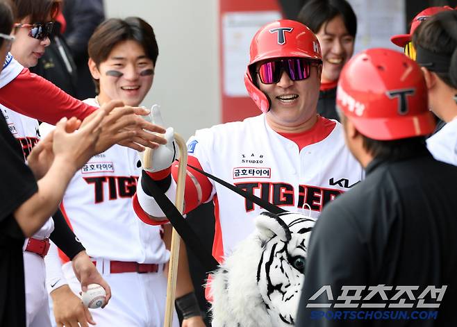 맏형 최형우가 솔로포를 날린 뒤 지팡이를 들고 홈런 세리머니를 펼치고 있다. 광주=박재만 기자 pjm@sportschosun.com