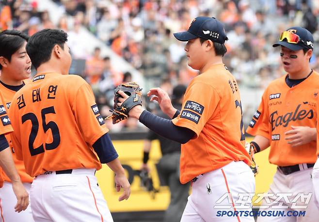 8회 무실점 투구를 마치고 �E료들과 하이파이브를 나누는 한승혁.