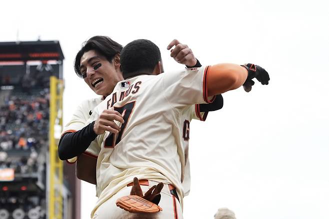 San Francisco Giants' Heliot Ramos (17) is congratulated by Jung Hoo Lee after after scoring the game-winning run against the Texas Rangers during the ninth inning of a baseball game Sunday, April 27, 2025, in San Francisco. (AP Photo/Godofredo A. Vasquez)







<저작권자(c) 연합뉴스, 무단 전재-재배포, AI 학습 및 활용 금지>