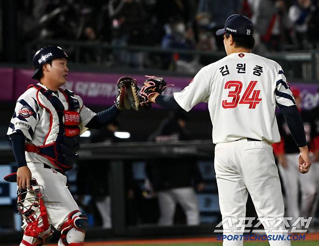 10일 부산 사직야구장에서 열린 KIA와 롯데의 경기, 롯데가 8대3으로 승리하며 3연패에서 탈출했다. 경기 종료 후 기쁨을 나누는 김원중-정보근 배터리의 모습. 부산=허상욱 기자wook@sportschosun.com/2025.04.10/