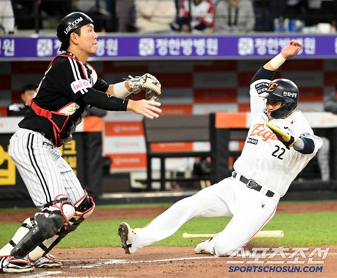 29일 대전한화생명볼파크에서 열린 LG와 한화의 경기, 2회말 1사 1,3루 한화 이재원의 희생플라이때 3루주자 채은성이 선취점을 올리고 있다. 대전=허상욱 기자wook@sportschosun.com/2025.04.29/
