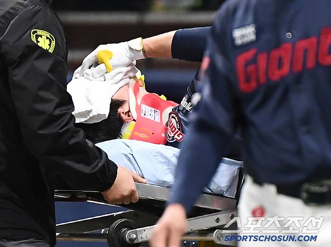 29일 서울 고척스카이돔에서 열린 롯데-키움전. 7회초 1사 1, 2루 전민재가 헤드샷에 쓰러졌다. 수건으로 얼굴을 감싼 전민재가 응급차로 이송되고 있다. 고척=정재근 기자 cjg@sportschosun.com/2025.4.29/
