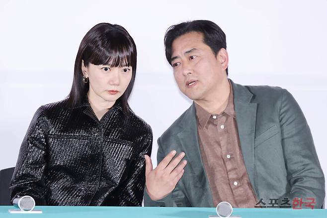 ​영화 '바이러스' 언론시사회에 참석한 배우 배두나, 강이관 감독. 25.04.28 ⓒ이혜영 기자 lhy@hankooki.com​