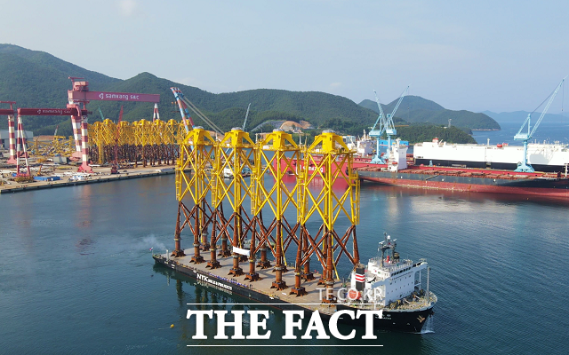 정부가 전남 신안에 아시아·태평양 최대 규모의 해상풍력 집적화 단지 조성 계획을 밝힌 데 이어 이재명 더불어민주당 대선 후보도 해상풍력 육성 공약을 내놓으면서 SK이터닉스 등 풍력에너지 관련 기업에 훈풍이 불 것이란 기대감이 커지고 있다. SK오션플랜트가 국내 최초로 해상풍력 발전기 하부구조물을 제작해 대만 장화연 해상풍력발전단지로 수출하는 모습. /SK에코플랜트