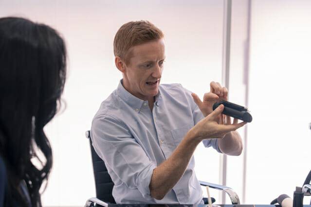 윌 커 다이슨 뷰티 제품개발 부문 총괄 부사장이 28일 인터뷰에서 신제품 '에어랩 코안다2x 멀티 스타일러 앤 드라이어'를 소개하고 있다. (사진=다이슨)