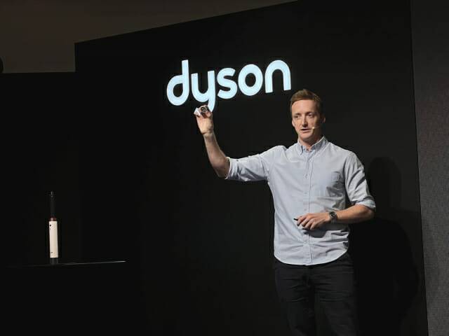 윌 커 다이슨 뷰티 제품개발 부문 총괄이 28일 XYZ SEOUL에서 '에어랩 코안다2x 멀티 스타일러 앤 드라이어'를 소개하고 있다. (사진=지디넷코리아 신영빈 기자)