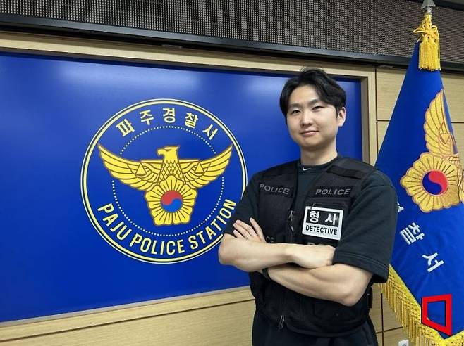 경기북부경찰청 파주경찰서 최원석 순경이 기념 촬영에 응하고 있다. 이은서 기자