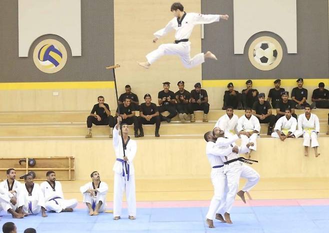 최원석 순경이 오만 경찰관들 앞에게 발차기 시범을 보이고 있다. 사진 본인 제공.